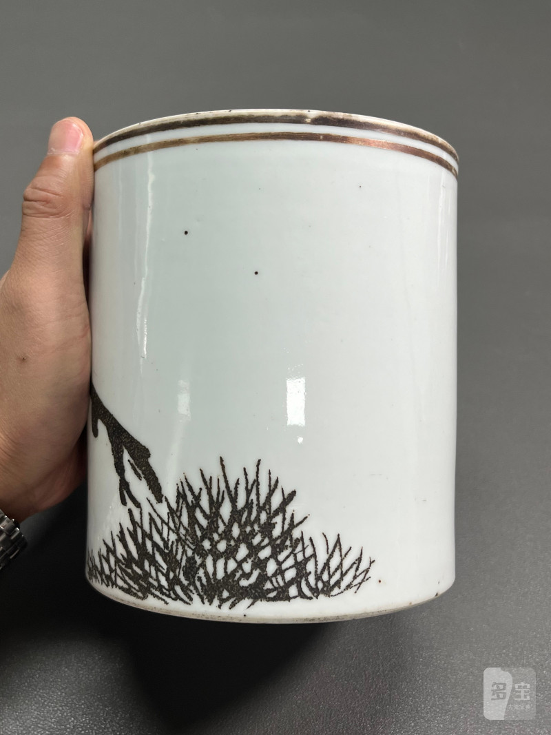 清同治  刻瓷描金苍松图笔筒 - 图21